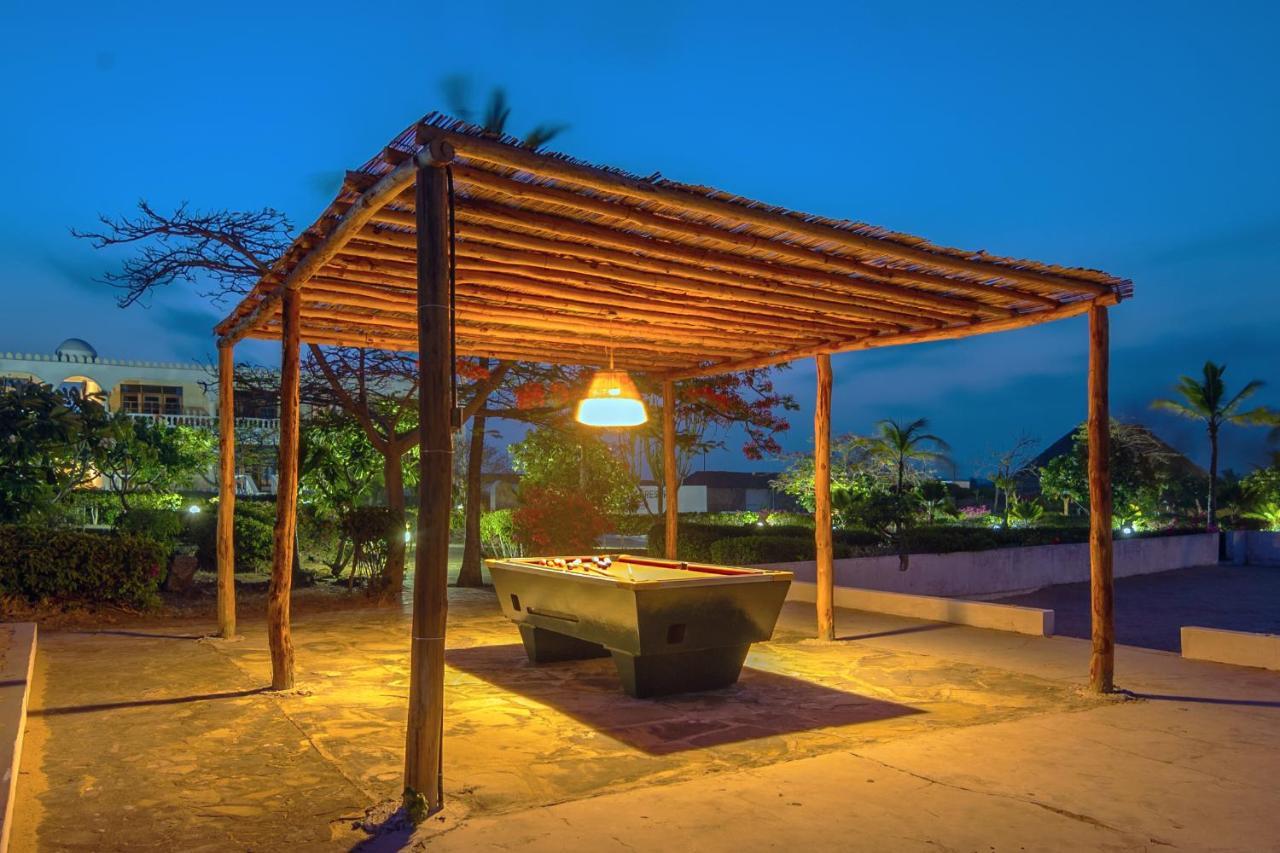 Jumbo Club Watamu Hotel Buitenkant foto